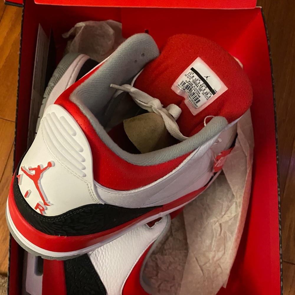 Air Jordan 3 Retro 'Fire Red' (2013) - Picture 2 of 4